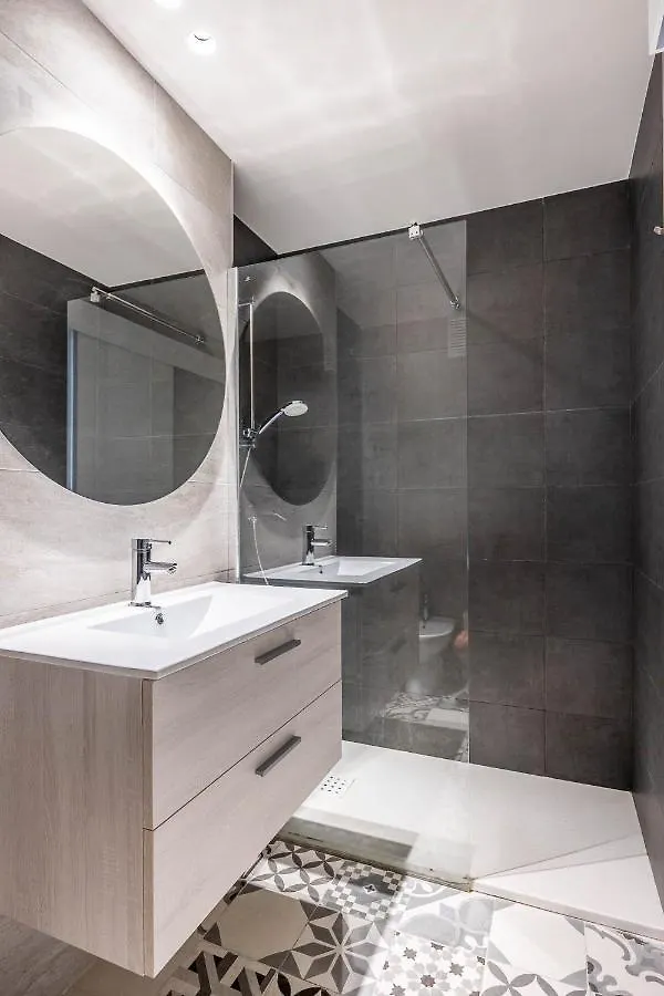 Amplisimo Apartamento De Diseno Nuevo En El Corazon De Triana, Parking Included Sevilla España